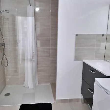 Climatise, Moderne Avec Terrasses A 500m De La Serignan