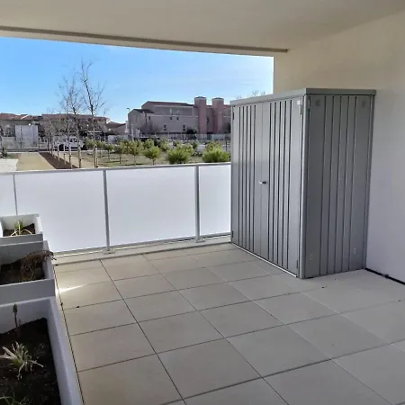 Climatise, Moderne Avec Terrasses A 500m De La Serignan