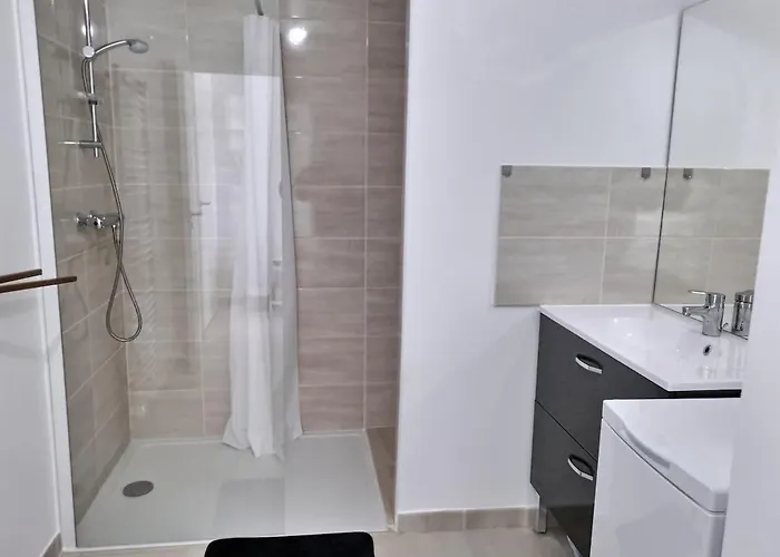 Climatise, Moderne Avec Terrasses A 500m De La Sérignan